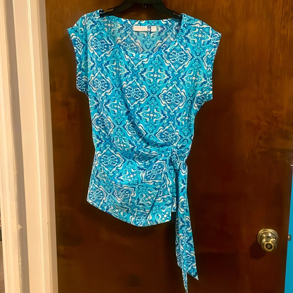 Perfect light spring/summer top! Flattering ruched waist & attached tie.